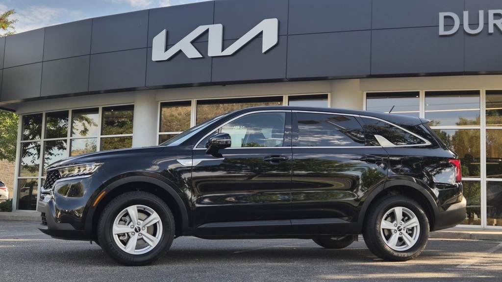 2023 Kia Sorento LX photo 2