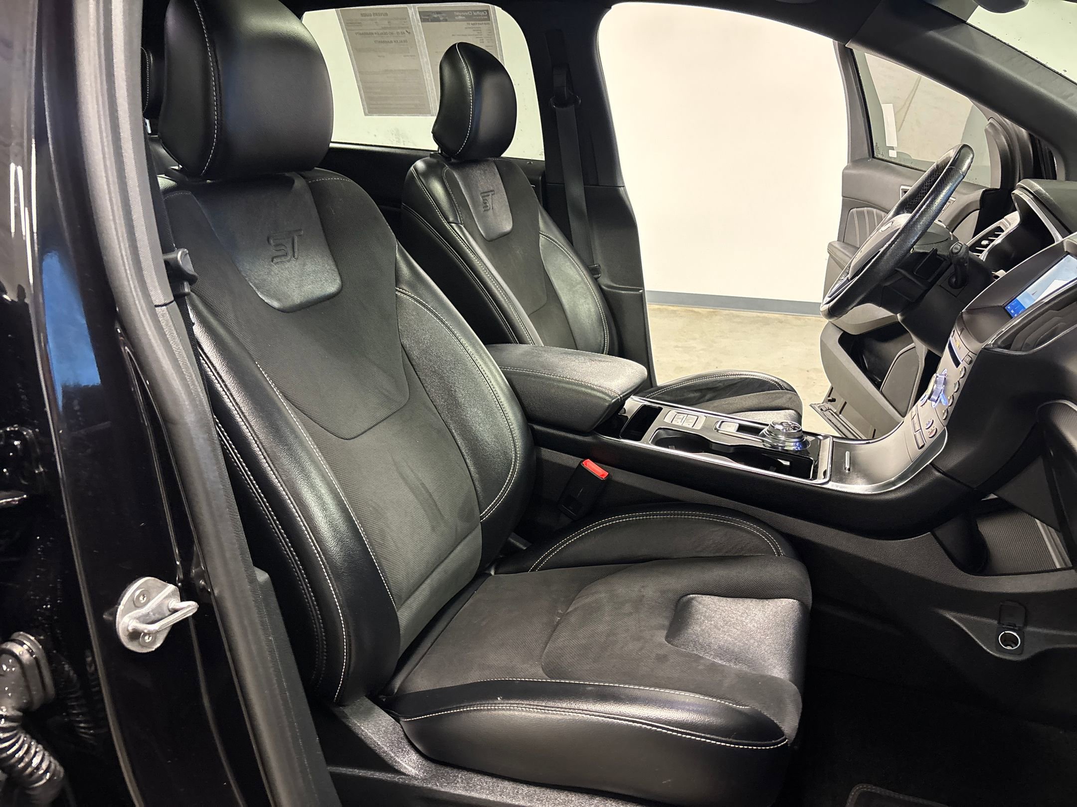 2019 Ford Edge ST photo 35