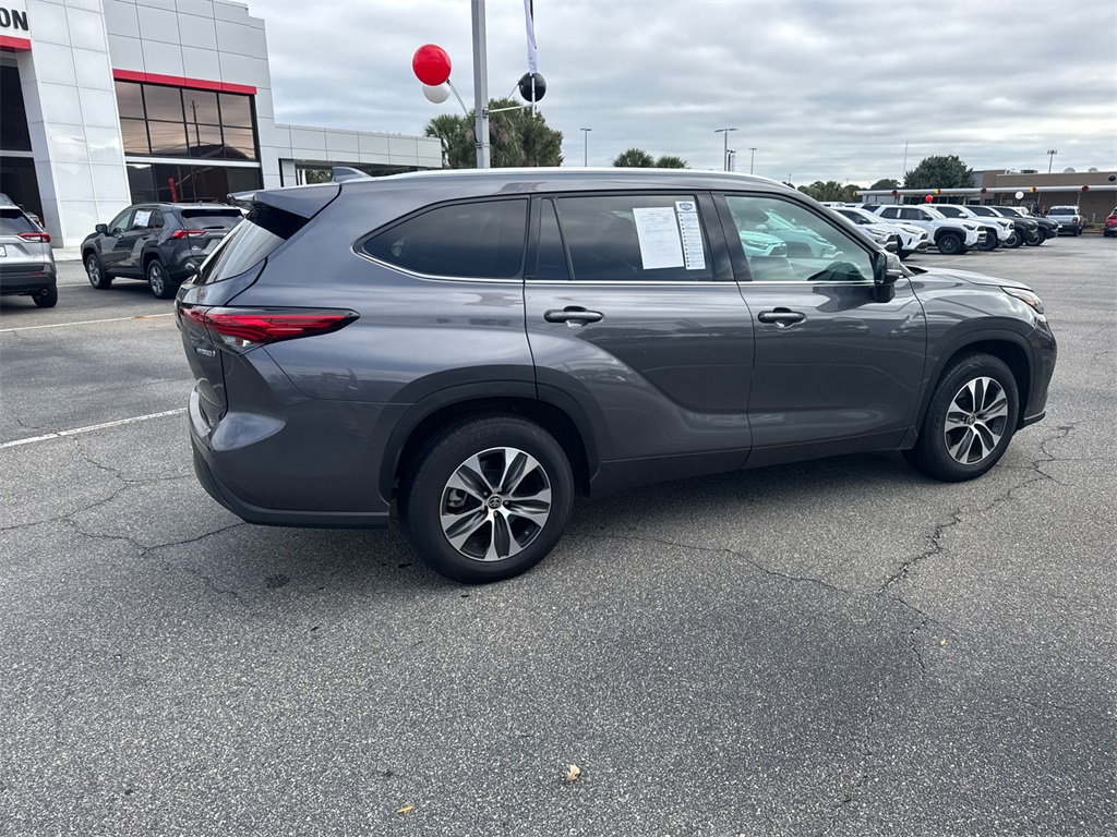 2022 Toyota Highlander Hybrid XLE photo 3