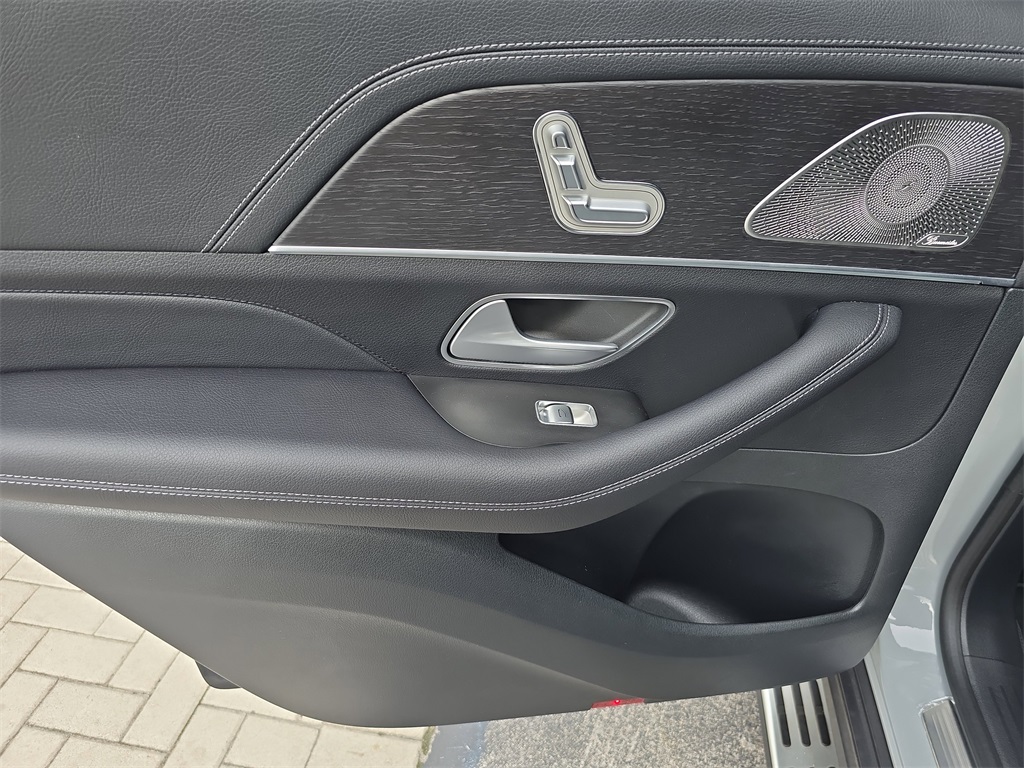 2025 Mercedes Benz GLS 450 4MATIC photo 7