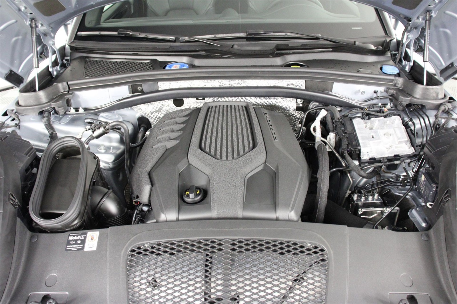 2025 Porsche Macan photo 26