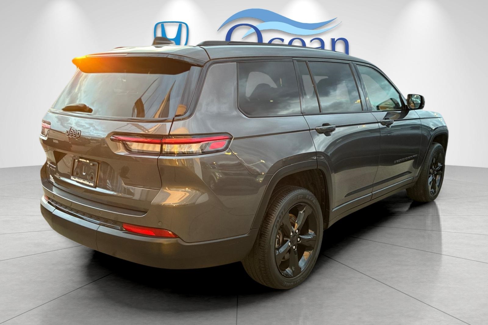 2021 Jeep Grand Cherokee Altitude photo 2