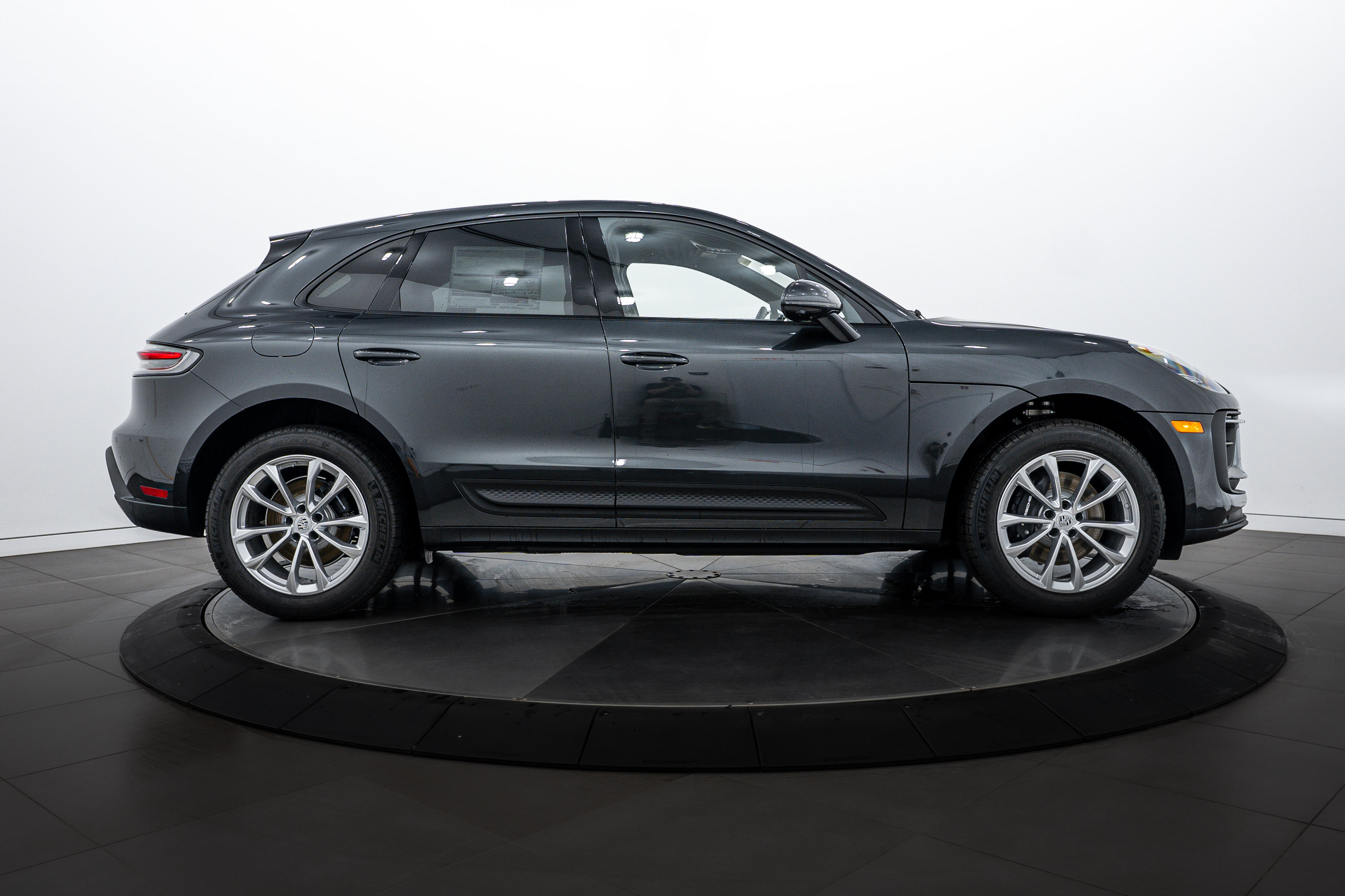 2026 Porsche Macan Base photo 2
