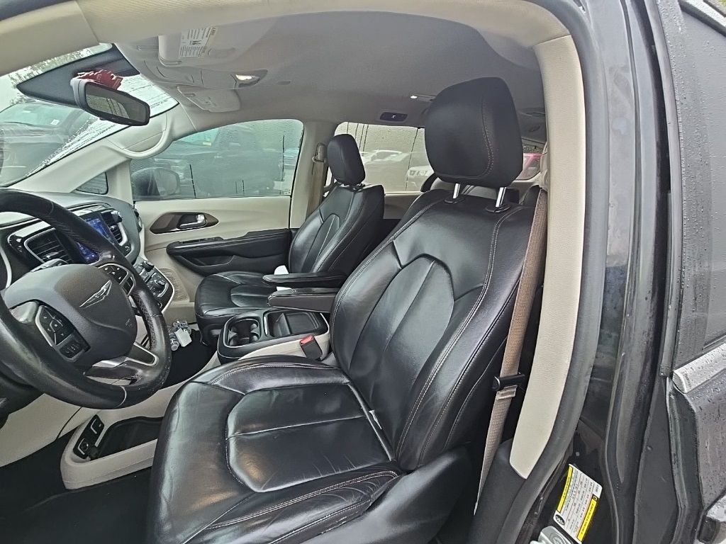 2017 Chrysler Pacifica Touring L photo 14