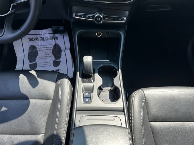 2022 Volvo XC40 Momentum T5 AWD photo 10
