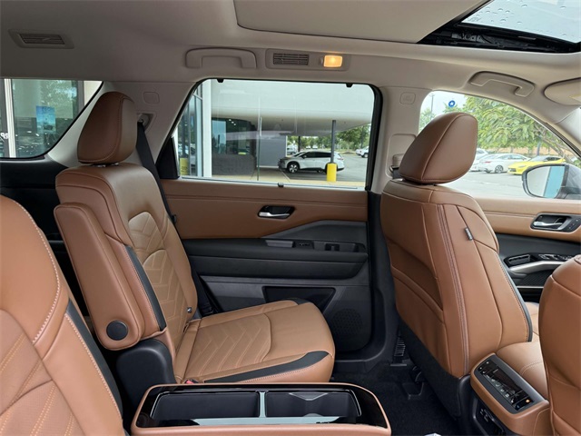 2025 Nissan Pathfinder Platinum photo 14