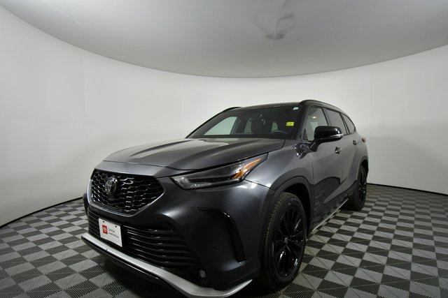 2024 Toyota Highlander LE photo 5