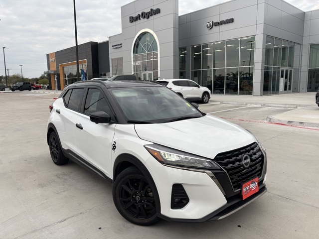 2023 Nissan Kicks SR's photo