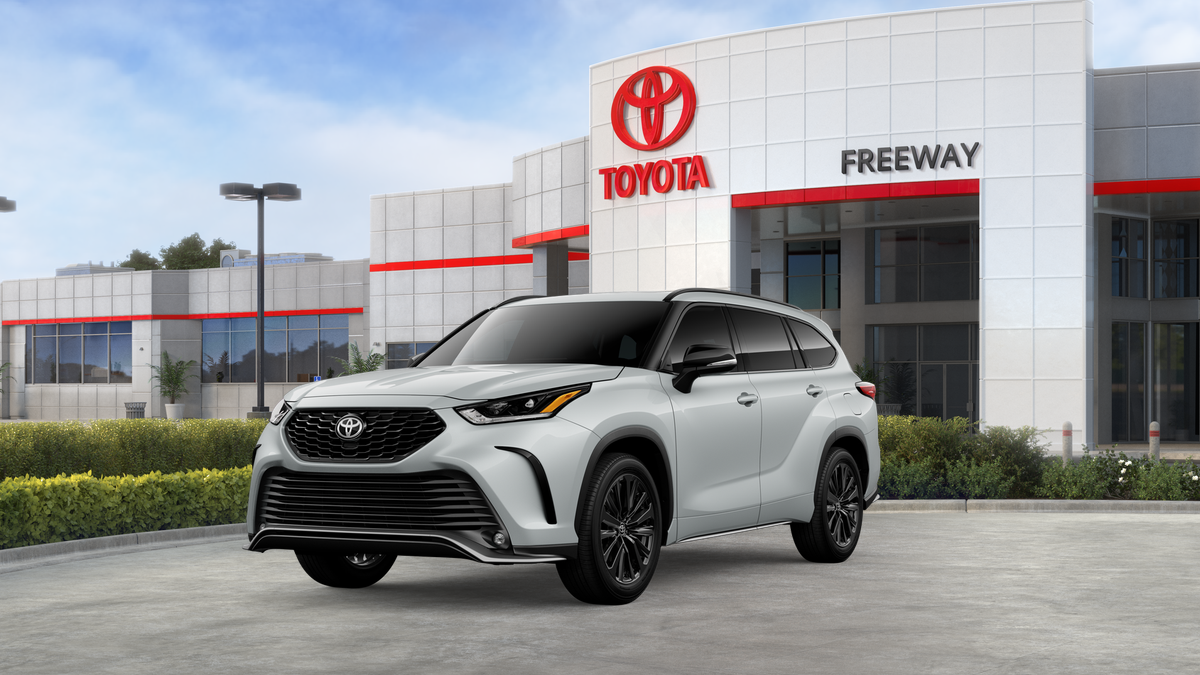 2026 Toyota Highlander XSE's photo