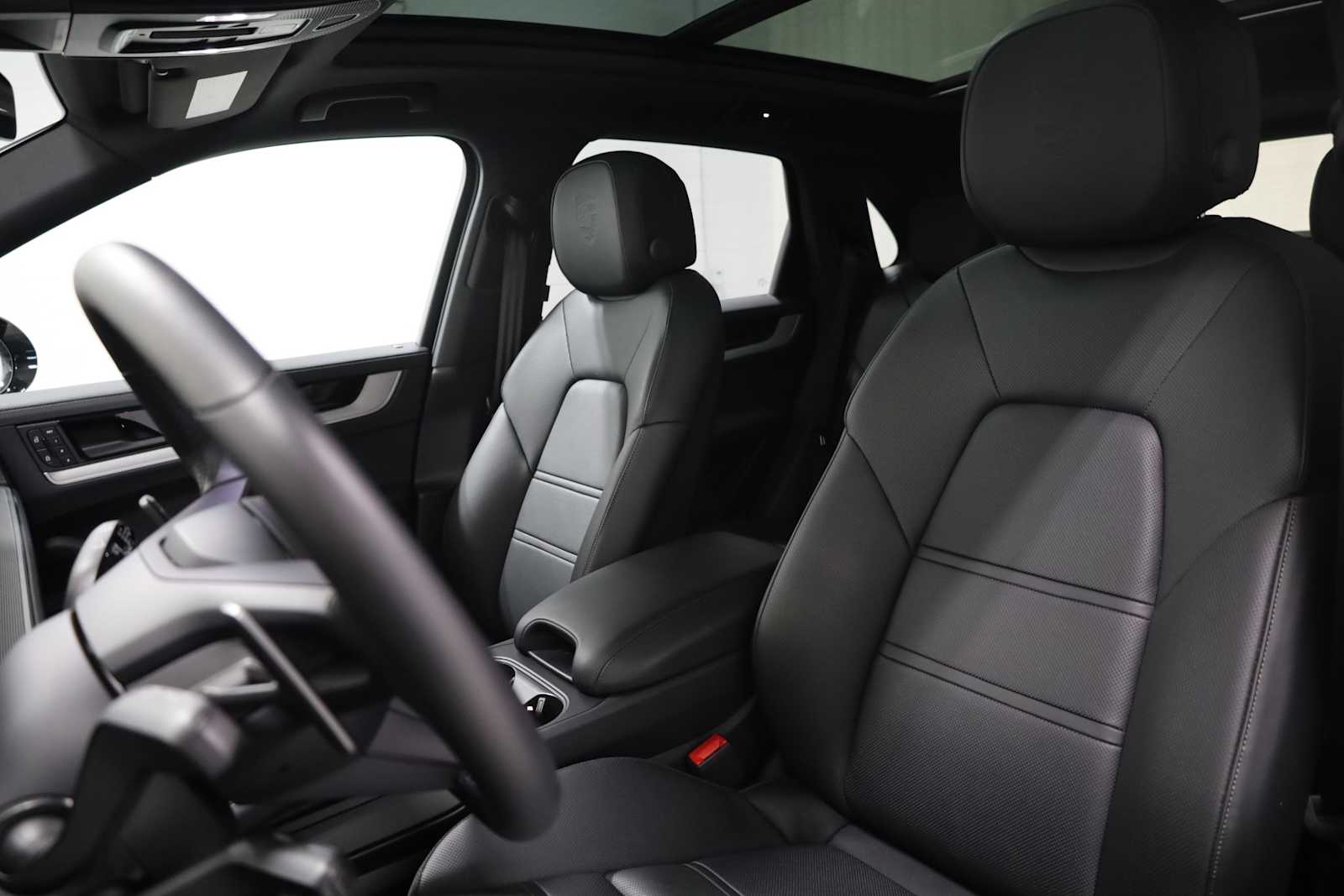 2025 Porsche Cayenne S photo 5