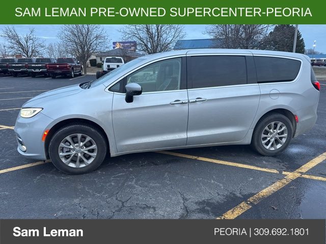 2023 Chrysler Pacifica Touring L's photo