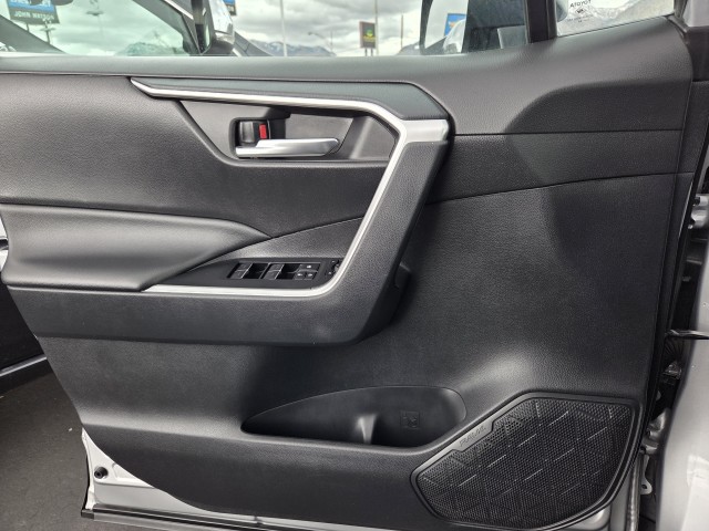 2024 Toyota RAV4 XLE photo 3