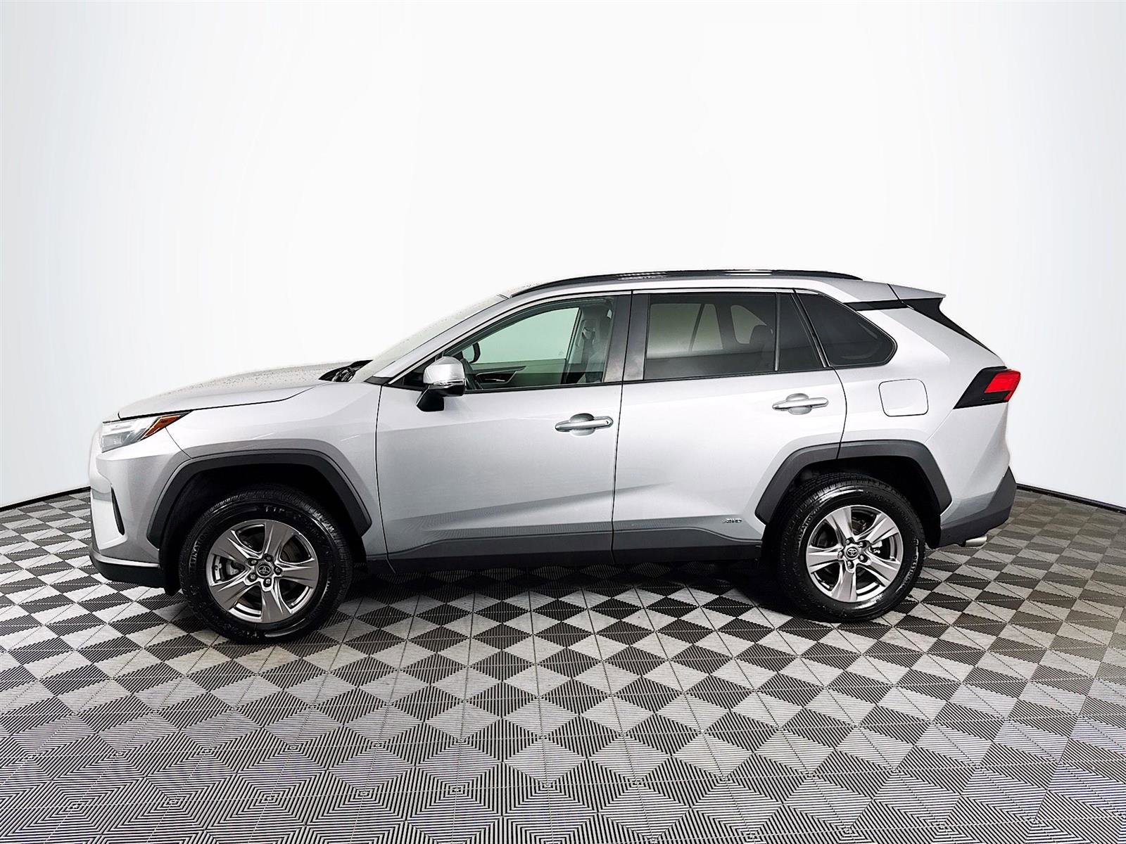 2022 Toyota RAV4 Hybrid XLE photo 3