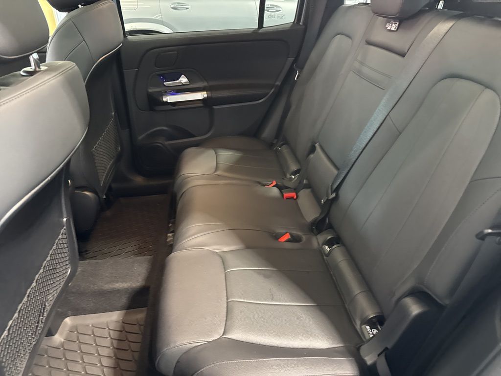 2024 Mercedes Benz GLB 250 4MATIC photo 2