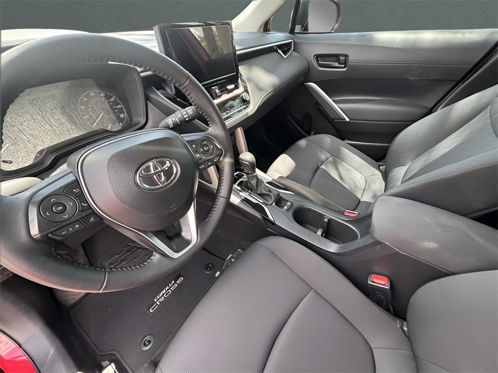 2024 Toyota Corolla Cross LE photo 9