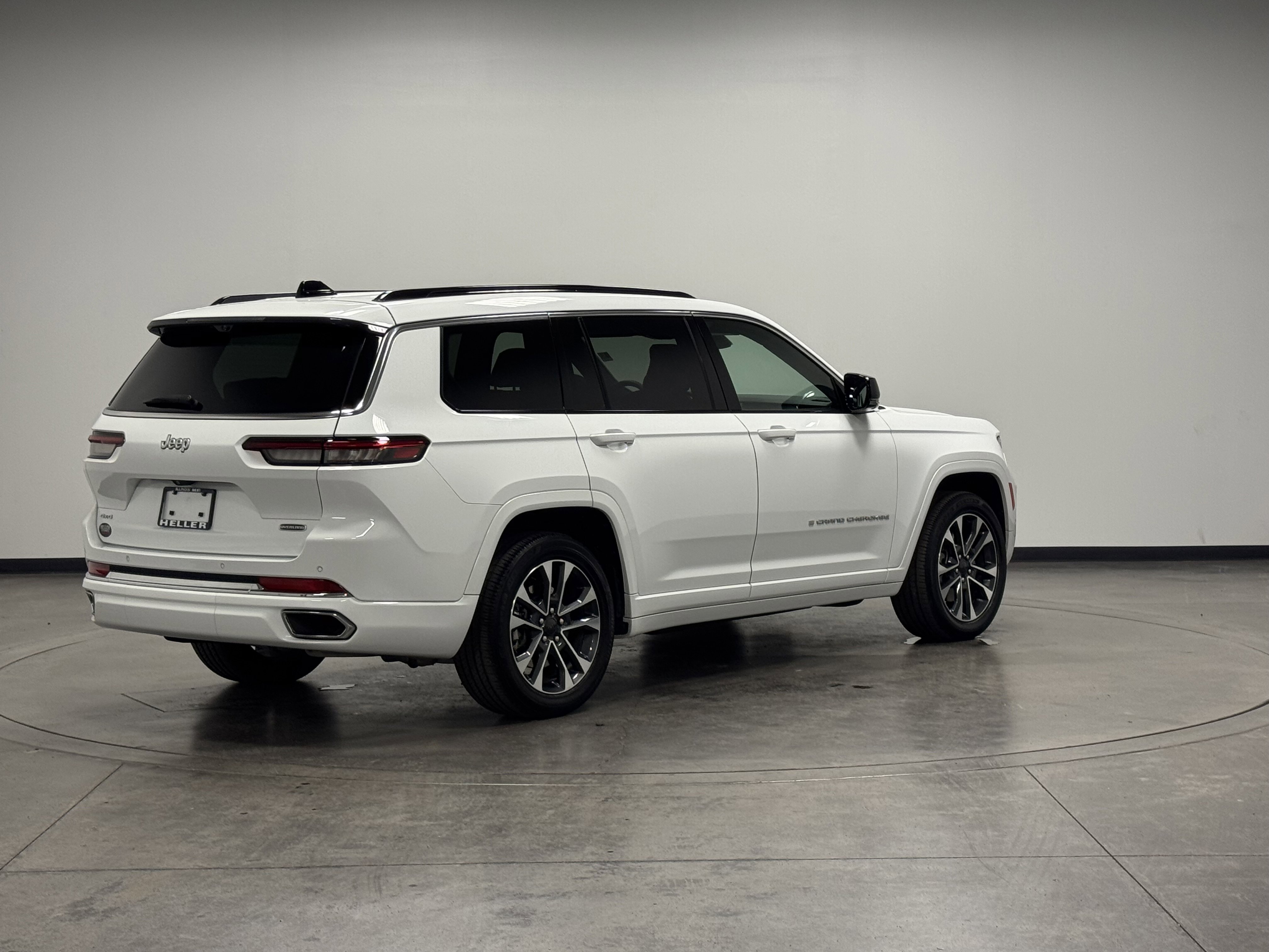 2024 Jeep Grand Cherokee Overland photo 3