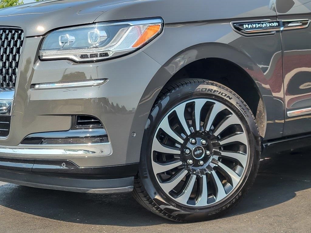 2022 Lincoln Navigator Black Label photo 2