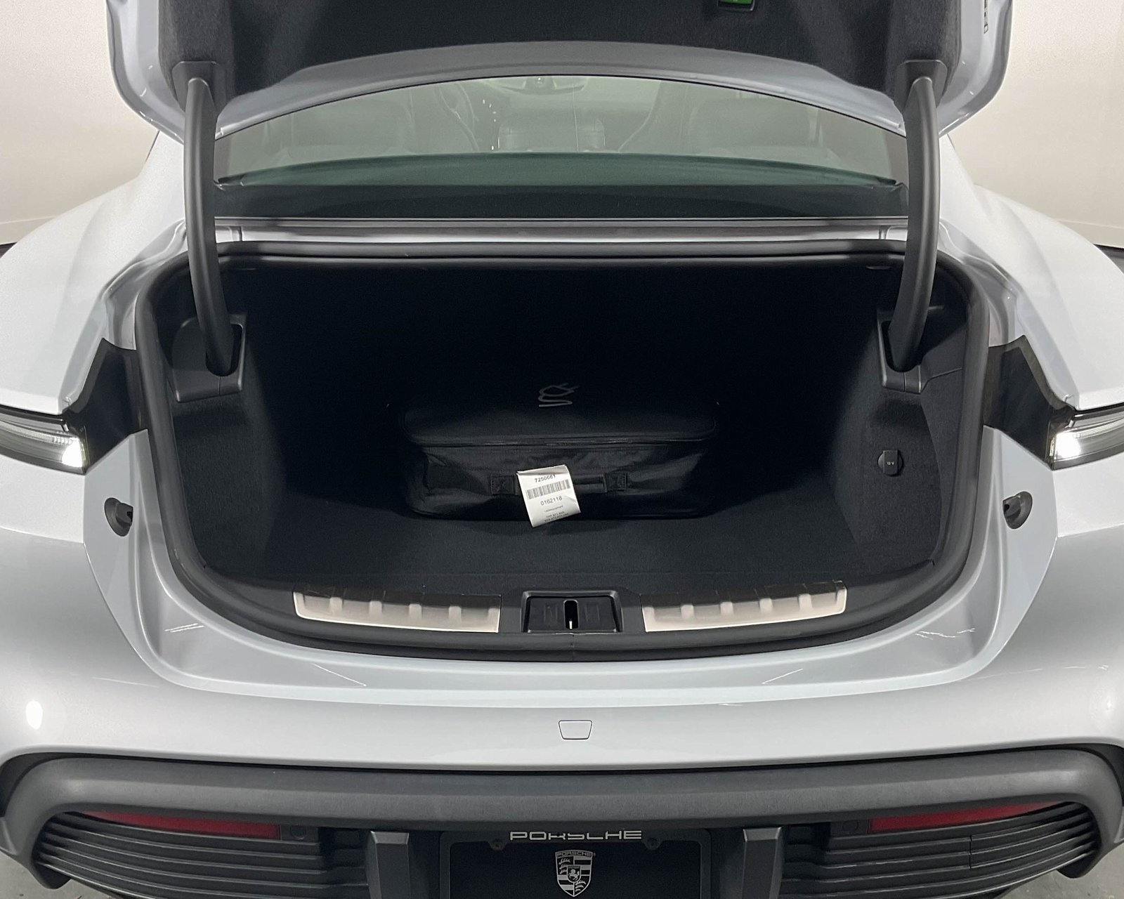 2025 Porsche Taycan photo 27