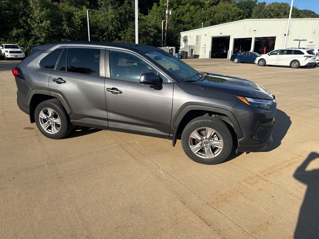 2022 Toyota RAV4 XLE photo 3