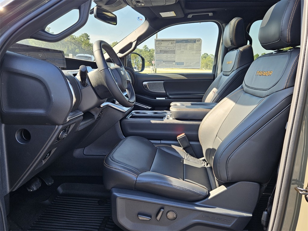2025 Ford Expedition photo 2
