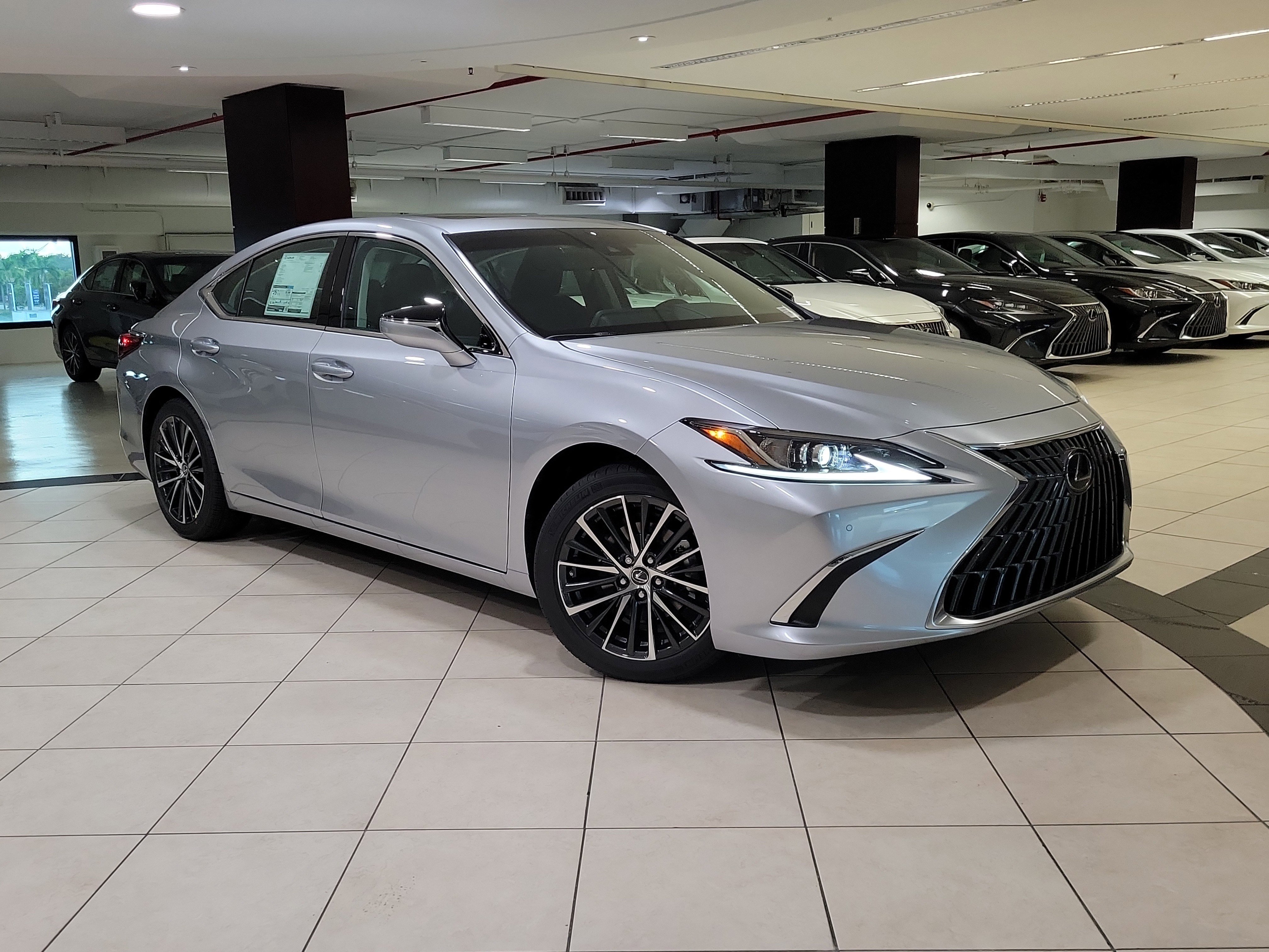 2025 Lexus ES 350's photo