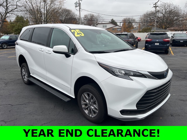 2025 Toyota Sienna LE's photo