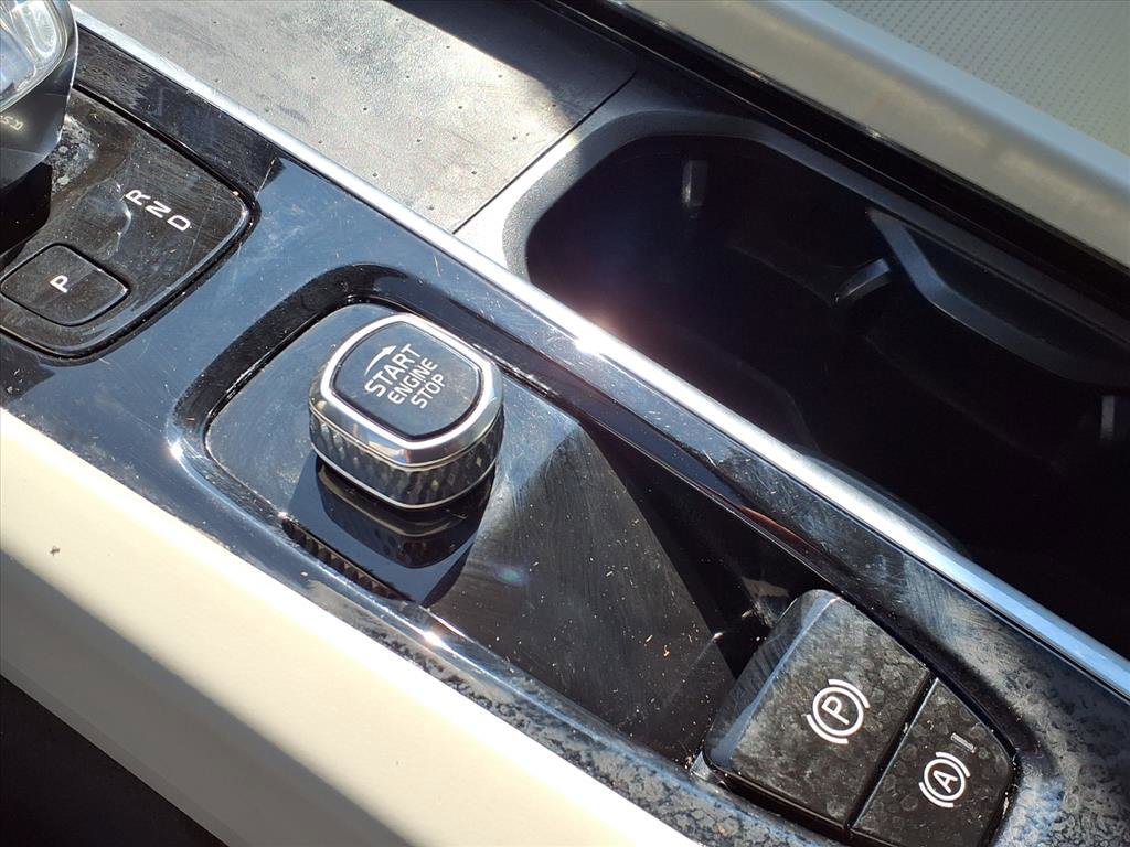 2022 Volvo XC60 Recharge Hybrid Inscription photo 6
