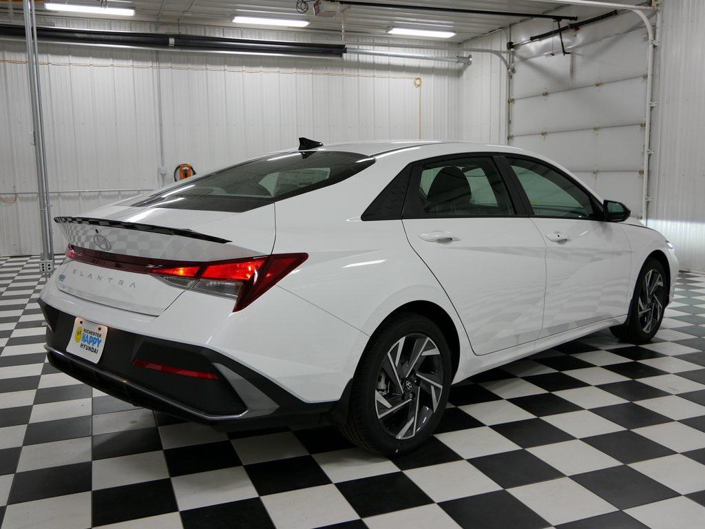 2025 Hyundai Elantra SEL Sport photo 2