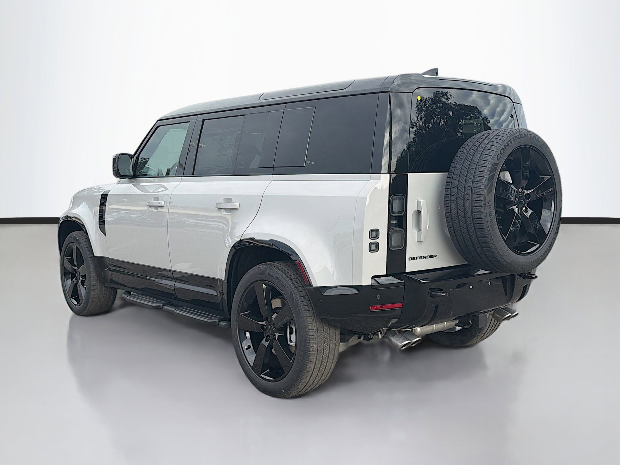 2026 Land Rover Defender 110 X-Dynamic SE photo 2
