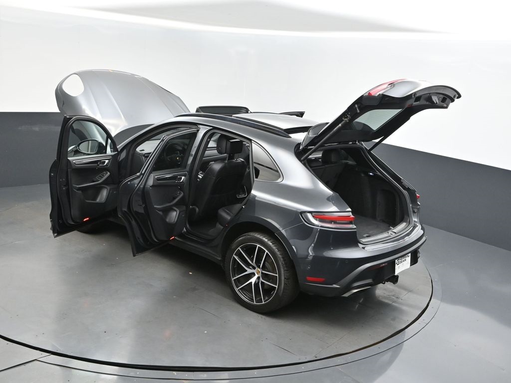 2022 Porsche Macan Base photo 2