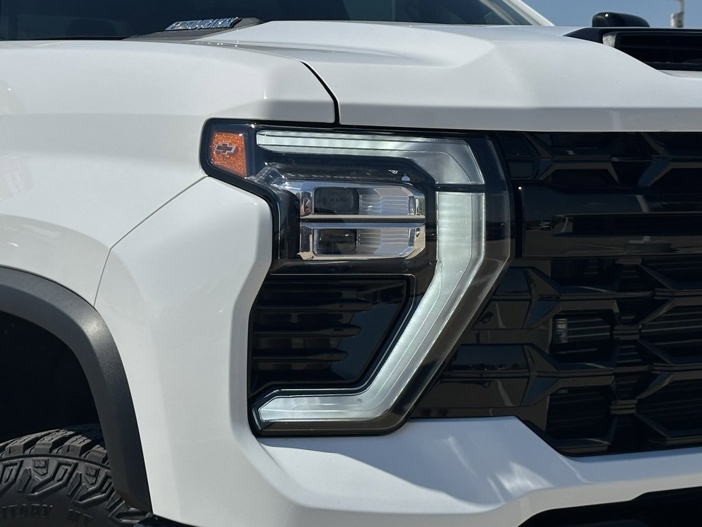 2025 Chevrolet Silverado 2500HD ZR2 photo 3