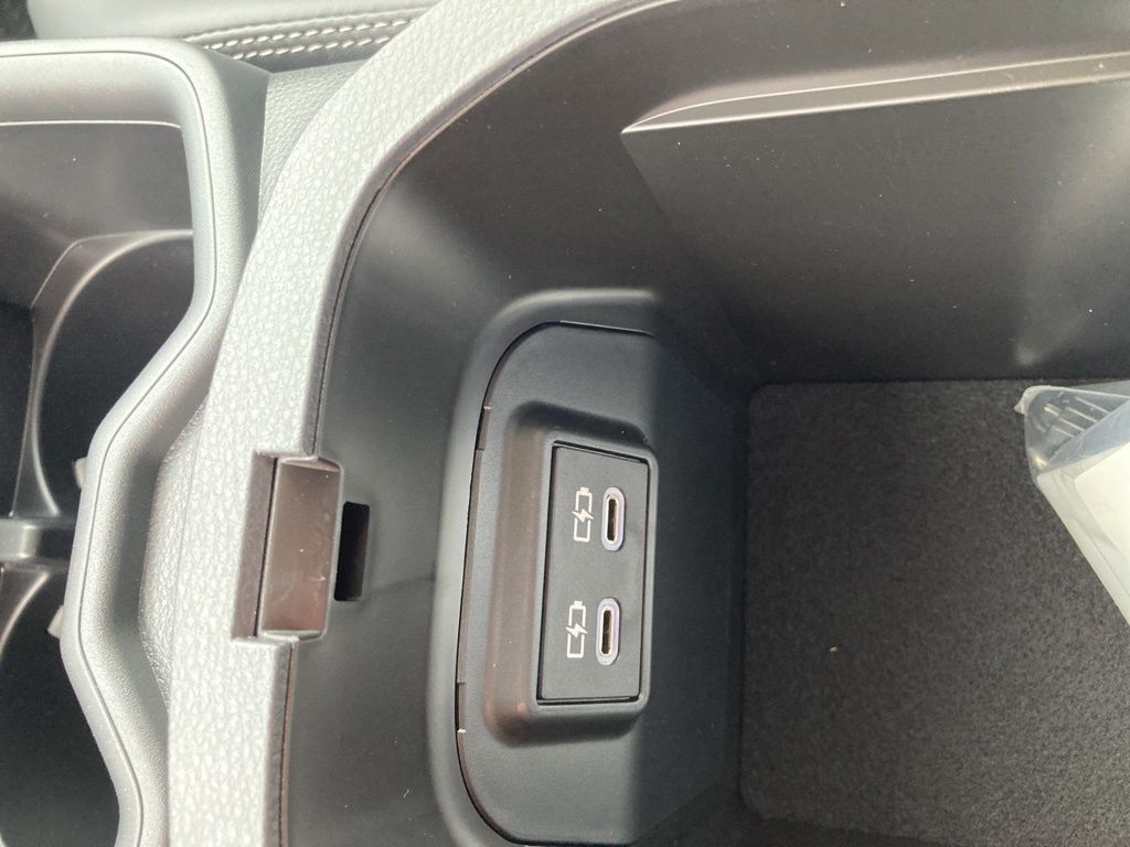 2025 Toyota RAV4 XLE photo 22
