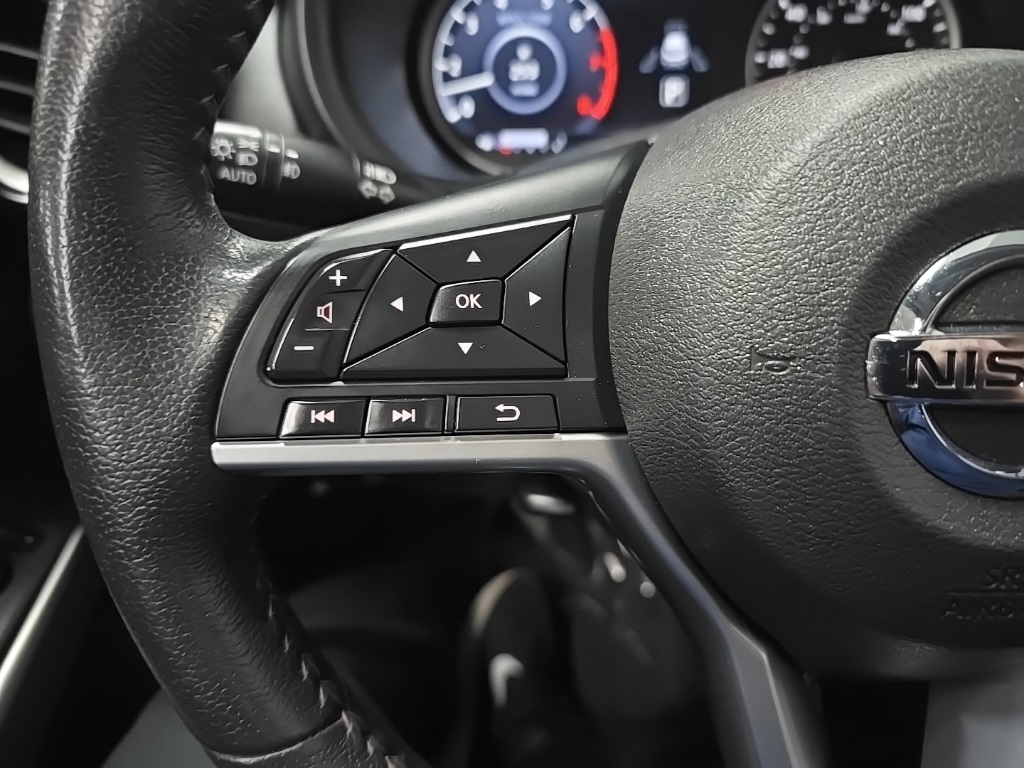 2019 Nissan Kicks SR photo 18
