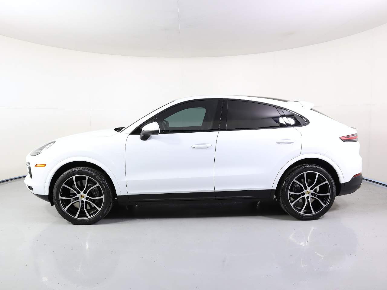 2023 Porsche Cayenne Coupe photo 2