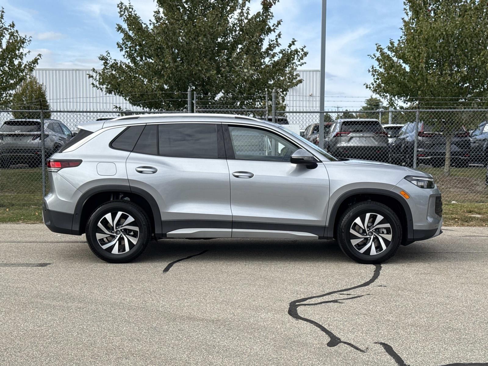 2025 Volkswagen Tiguan S photo 2