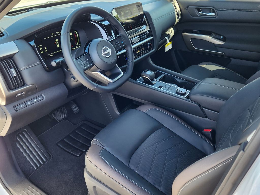 2025 Nissan Pathfinder Platinum photo 12