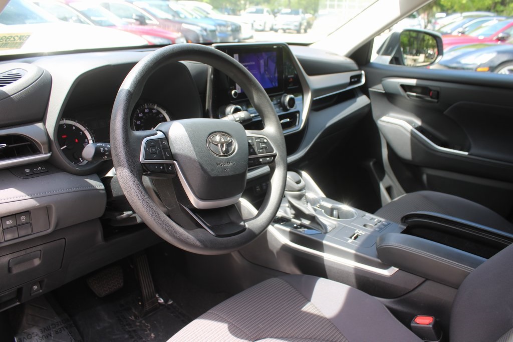 2023 Toyota Highlander L photo 2