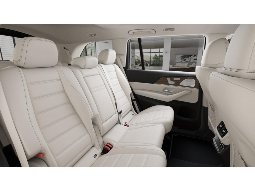 2026 Mercedes Benz GLS 450 4MATIC photo 4