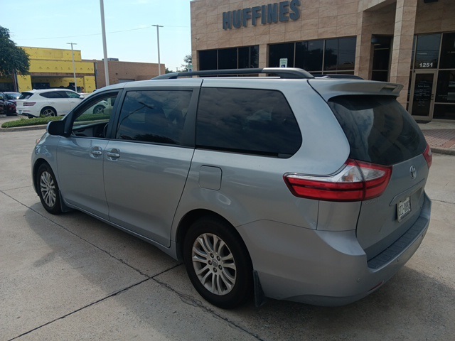 2017 Toyota Sienna Limited XLE Premium photo 5