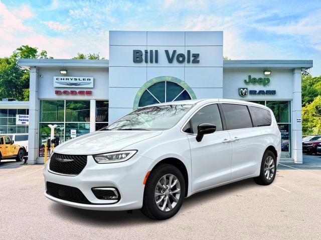 2026 Chrysler Pacifica Select's photo