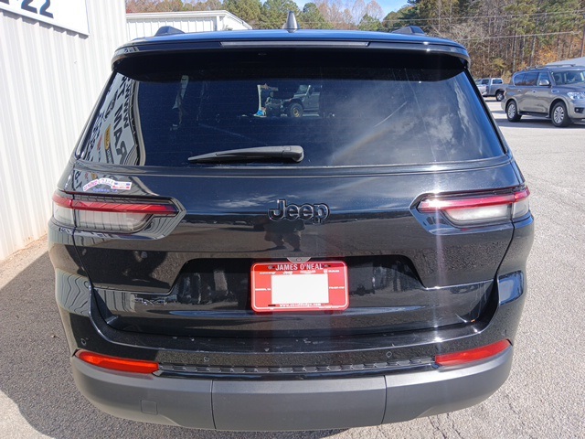 2023 Jeep Grand Cherokee Laredo Altitude photo 3