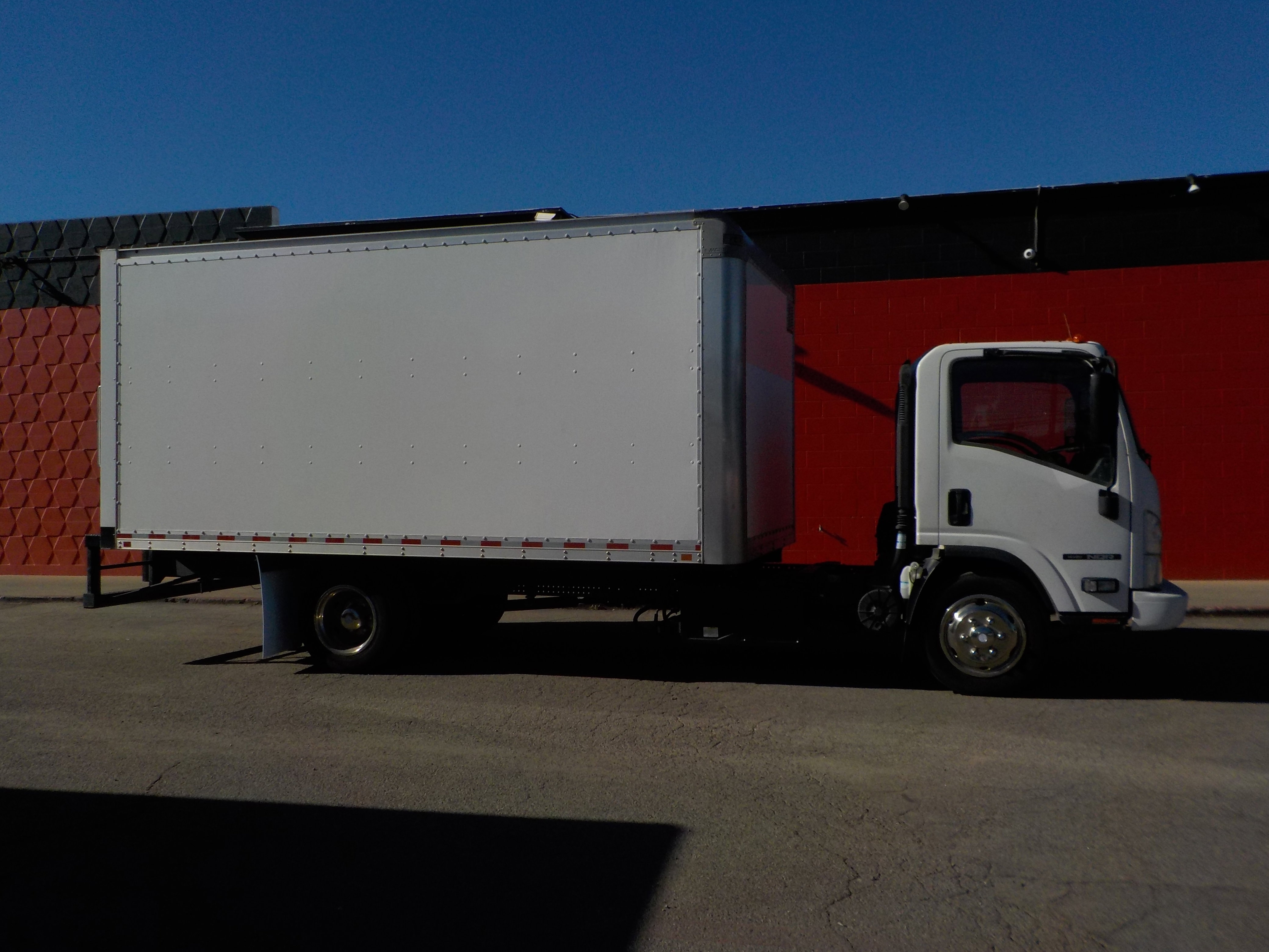 2019 Isuzu NQR photo 2