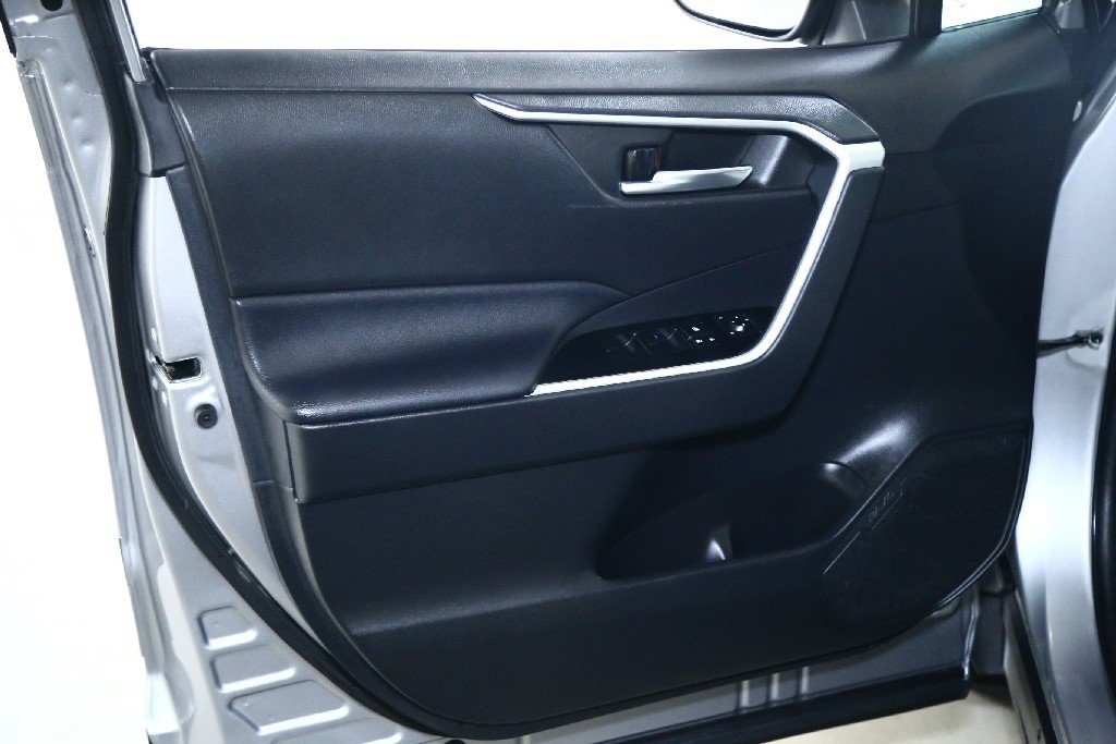 2021 Toyota RAV4 XLE photo 13