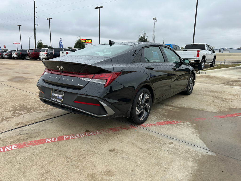 2025 Hyundai Elantra SEL Sport photo 2
