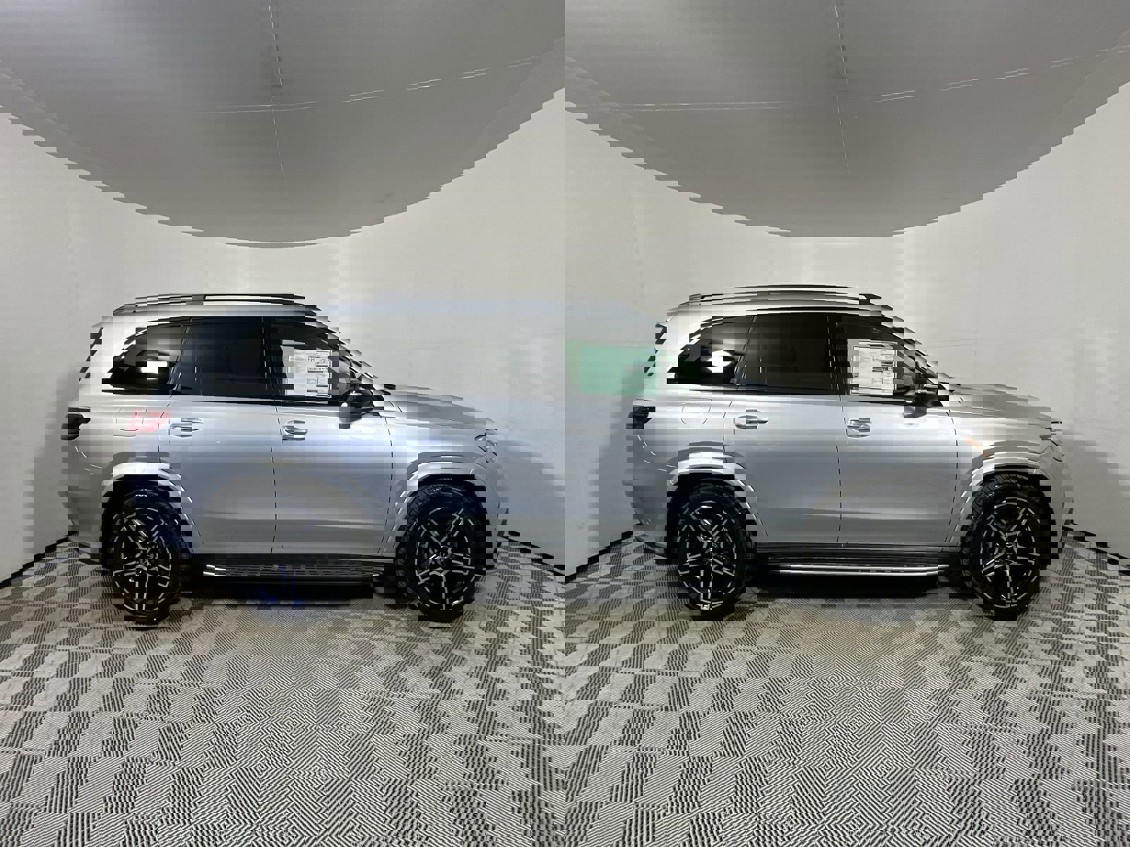 2025 Mercedes Benz GLS 450 4MATIC photo 9