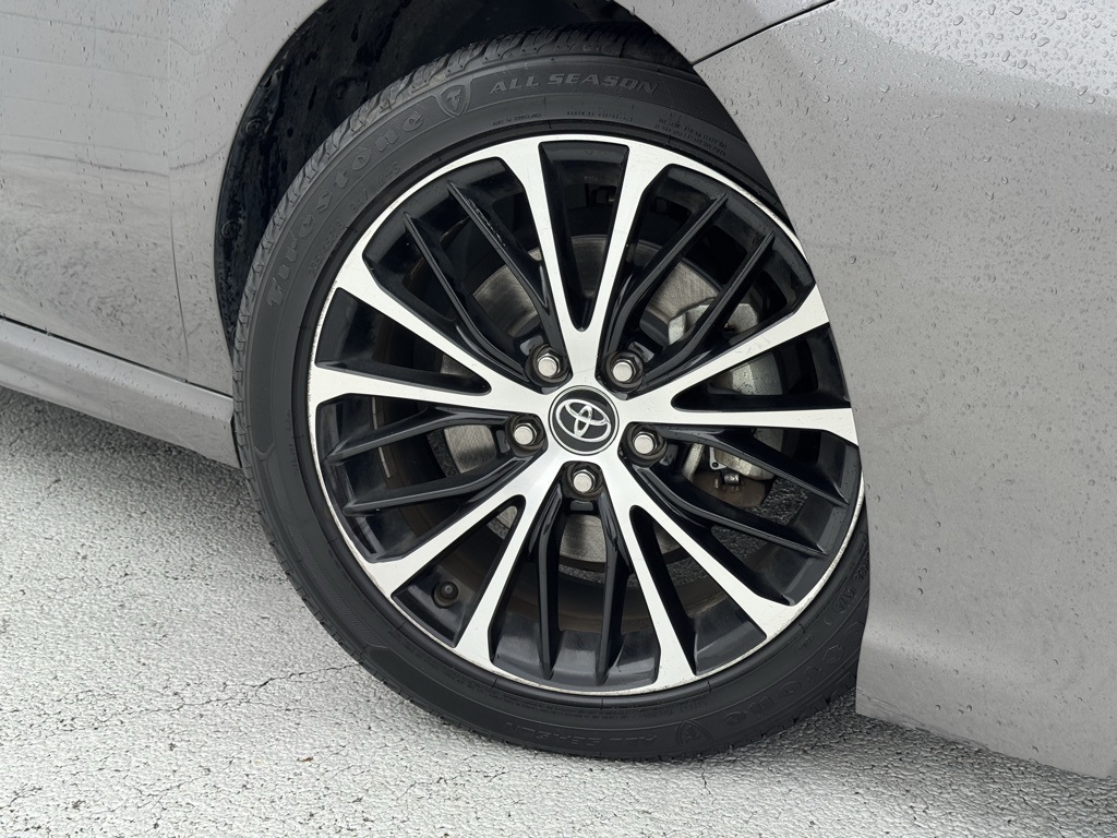 2020 Toyota Camry SE photo 6