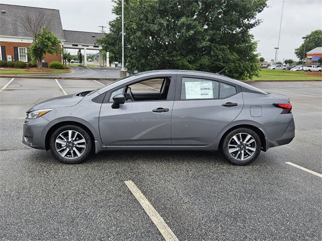 2025 Nissan Versa 1.6 S photo 2