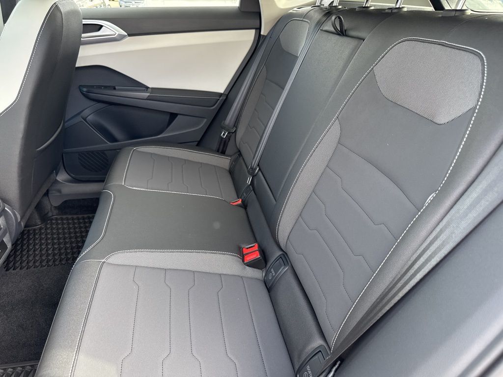 2025 Volkswagen Taos SE photo 10