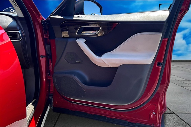 2017 Jaguar F-PACE Prestige photo 23