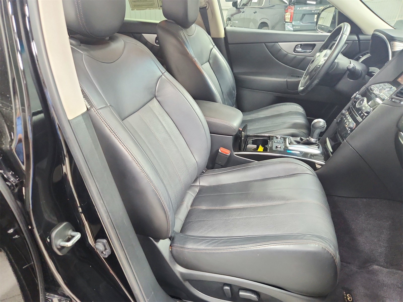 2017 Infiniti QX70 Base photo 32